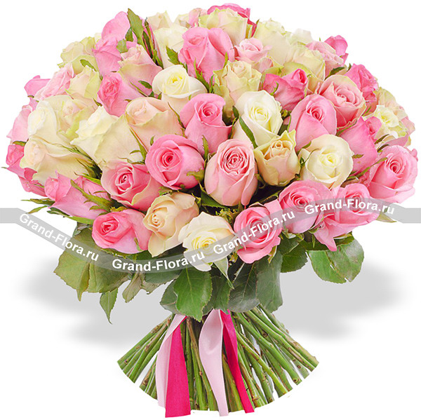 Нежные признания – букет из кремовых и розовых роз (50 см)